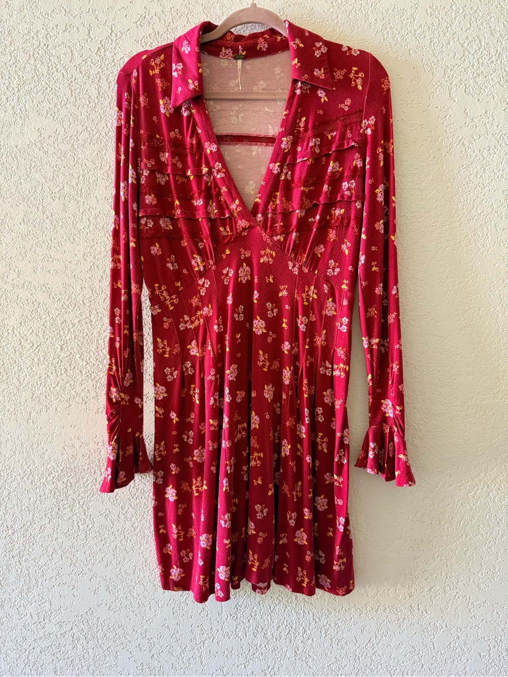 FREE PEOPLE Good Days Pop Combo V Neckline Red Floral Pattern Ruffle Cuffs Sz M